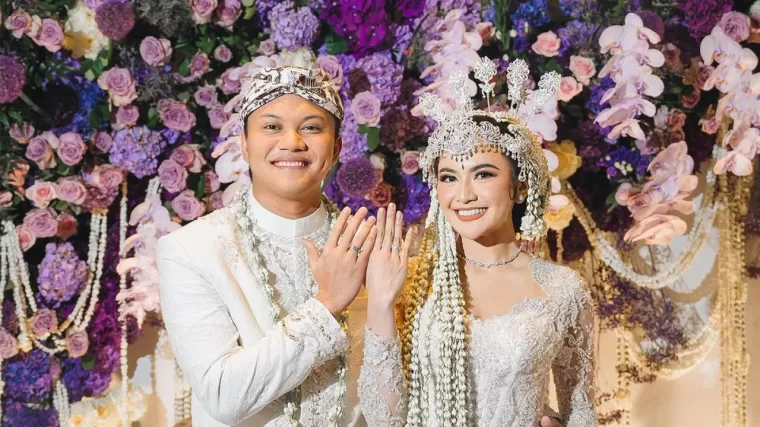 Pasangan suami istri, Rizky Febian dan Mahalini Raharja. (Foto: IG @thebridestory)