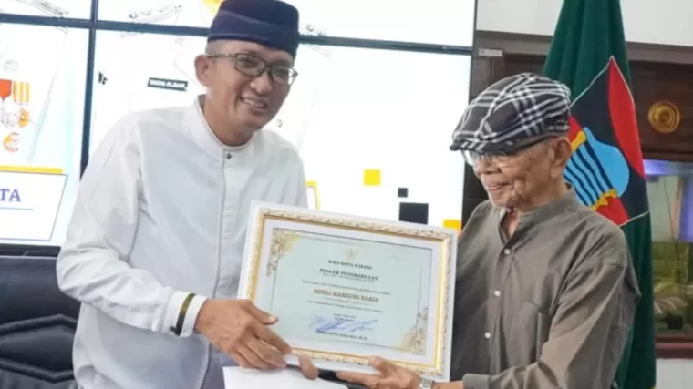 Wali Kota Padang Hendri Septa dan Penyair Rusli Marzuki Saria. (Foto: Diskominfo Padang)