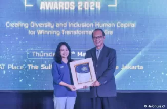 Manager Learning & Culture Management Asuransi Astra, Francisca Mulia (kiri) saat menerima penghargaan Indonesia Human Capital Awards 2024. (Foto: Asuransi Astra)