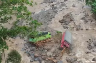 Dua unit truk terjebak di sungai kawasan Lembah Anai, Kabupaten Tanah Datar. (Foto: Instagram @beni_ftr)