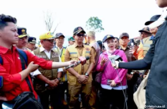 Kepala BMKG Dwikorita Karnawati saat diwawancarai awak media di Sumbar. (Foto: BNPB)