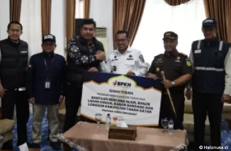 Badan Pengelolaan Keuangan Haji (BPKH) menyerahkan bantuan terhadap korban banjir bandang di Kabupaten Tanah Datar, Sumatera Barat. (Foto: Istimewa)