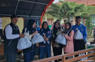 BRI Padang bagikan bantuan makanan kepada masyarakat terdampak galodo dan banjir bandang di Sumbar. (Foto: BRI Padang)