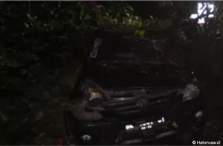 Satu unit mobil tertimpa pohon tumbang di Padang. (Foto: Istimewa)