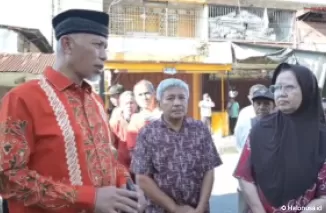Gubernur Sumbar Mahyeldi Ansharullah saat mengunjungi lokasi kebakaran Pasar Raya Padang. (Foto: Istimewa)