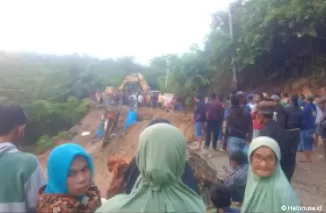 jalan nasional yang amblas di Pasa Lolo Nagari Lolo Kecamatan Pantai Cermin Kabupaten Solok masih berlangsung hingga Selasa pagi, 14 Mei 2024. (Foto: Istimewa)