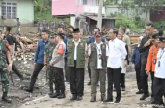 Presiden Joko Widodo tinjau lokasi banjir bandang di Sumatera Barat, Selasa 21 Mei 2024. (Foto: Biro Adpim Sumbar)