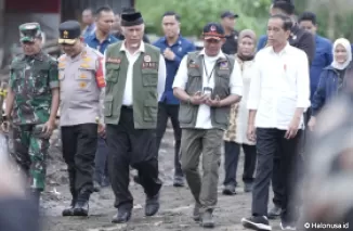 Presiden Joko Widodo (Jokowi) dan Ibu Negara Iriana mengunjungi daerah terdampak banjir lahar dingin di Nagari Bukik Batabuah, Kabupaten Agam, Sumatera Barat, pada Selasa (21/5/2024). (Foto: Biro Adpim Sumbar)