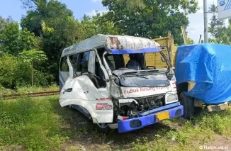 Bus tranex Lubuk Basung yang terlibat kecelakaan di Lubuk Alung, Padang Pariaman. (Foto: Istimewa)