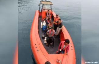 Tim SAR Kota Padang evakuasi 7 survivor yang terlibat kecelakaan kapal di Pulau Pandan, Sumatera Barat. (Foto: Istimewa)