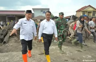 Gubernur Sumbar Mahyeldi Ansharullah dan Menteri Pertanian, Amran Sulaiman di lokasi bencana alam. (Foto: Istimewa)