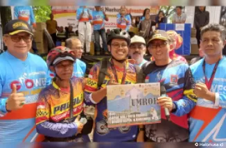 Salah satu peserta dari Komunitas Palala Bike Bukittinggi dapat hadiah umroh mengikuti kegiatan Gowes Siti Nurbaya Adventure di Padang. (Foto: Istimewa)