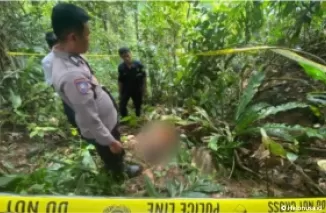 Polisi di TKP penemuan mayat nenek yang berusia 97 tahun di Solok. (Foto: Istimewa)