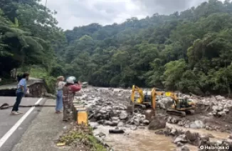 Dua alat berat tampak beroperasi di sungai kawasan Lembah Anai, Tanah Datar, Sumatera Barat pascabanjir bandang. (Foto: Halonusa.id)