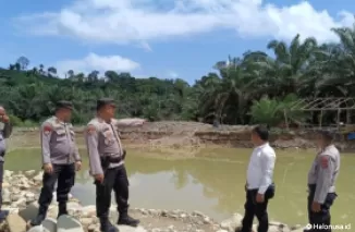 Polsek Ranah Batahan Polres Pasaman Barat saat menggelar patroli ke lokasi penambangan emas ilegal. (Foto: Humas Polres Pasaman Barat)