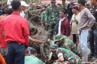 Tim gabungan mencari korban banjir bandang dan lahar dingin di Sumatera Barat. (Foto: Istimewa)
