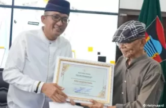 Wali Kota Padang Hendri Septa dan Penyair Rusli Marzuki Saria. (Foto: Diskominfo Padang)