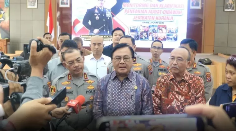 Ketua Harian Kompolnas Benny Jozua Mamoto dan Kapolda Sumatera Barat Inspektur Jenderal Suharyono memberikan keterangan pers di Markas Polda Sumbar, Kota Padang, Kamis (27/6/2024). (Foto: Humas Polda)