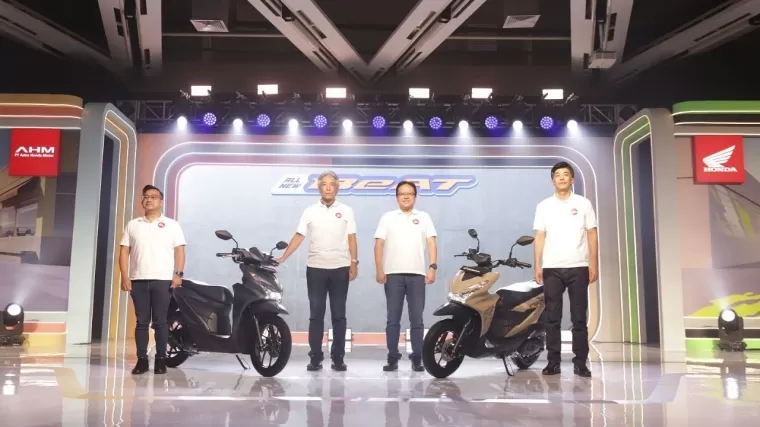 : (Kiri-Kanan): Marketing Director AHM -- Octavianus Dwi, President Director AHM -- Susumu Mitsuishi, Executive Vice President Director AHM -- Thomas Wijaya dan Marketing Director AHM- Naoki Kajino memperkenalkan All New Honda BeAT di AHM Safety Riding Pa