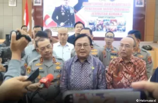 Ketua Harian Kompolnas Benny Jozua Mamoto dan Kapolda Sumatera Barat Inspektur Jenderal Suharyono memberikan keterangan pers di Markas Polda Sumbar, Kota Padang, Kamis (27/6/2024). (Foto: Humas Polda)
