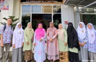Foto bersama dengan 4 orang siswa dan 2 orang guru SMAN 1 Bukittinggi yang akan bertolak ke Jerman. (Foto: Istimewa)