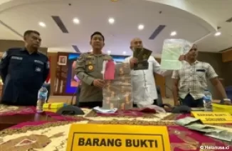 Direktur Reskrimum Polda Sumbar Kombes Pol Andri Kurniawan didampingi Kabid Humas Kombes Pol Dwi Sulistyawan memamerkan barang bukti di Mapolda Sumbar, Kamis (27/6). (Foto: Hariansinggalang.co.id/Deri Oktazulmi)