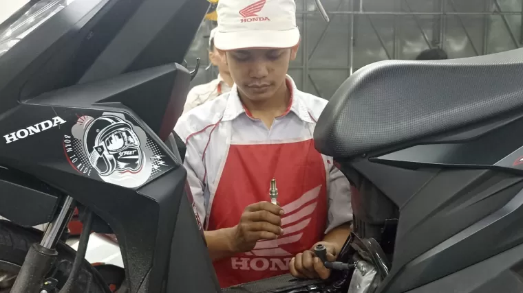 AHASS Hayati Pemuda pengecekan busi di sepeda motor. (Foto: Honda Hayati)