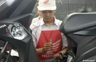 AHASS Hayati Pemuda pengecekan busi di sepeda motor. (Foto: Honda Hayati)