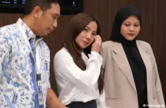 (Tengah) Cindra Aditi Tejakinkin (CAT), korban tindakan asusila yang dilakukan oleh mantan Ketua Komisi Pemilihan Umum (KPU) Hasyim Asy'ari. (Foto: Prokal.co)