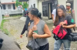 Satpol PP Kota Padang mengamankan dua perempuan di sebuah rumah panti pijat di kawasan Jalan Dobi. (Foto: Satpol PP Padang)
