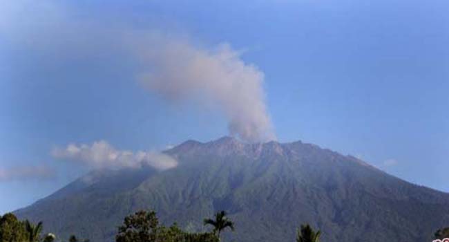 Foto Tremor Vulkanik Gunung Raung Masih Terus Berlangsung
