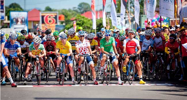 Foto Start dari Padang, 92 Pembalap Jajal Rute Terekstrem