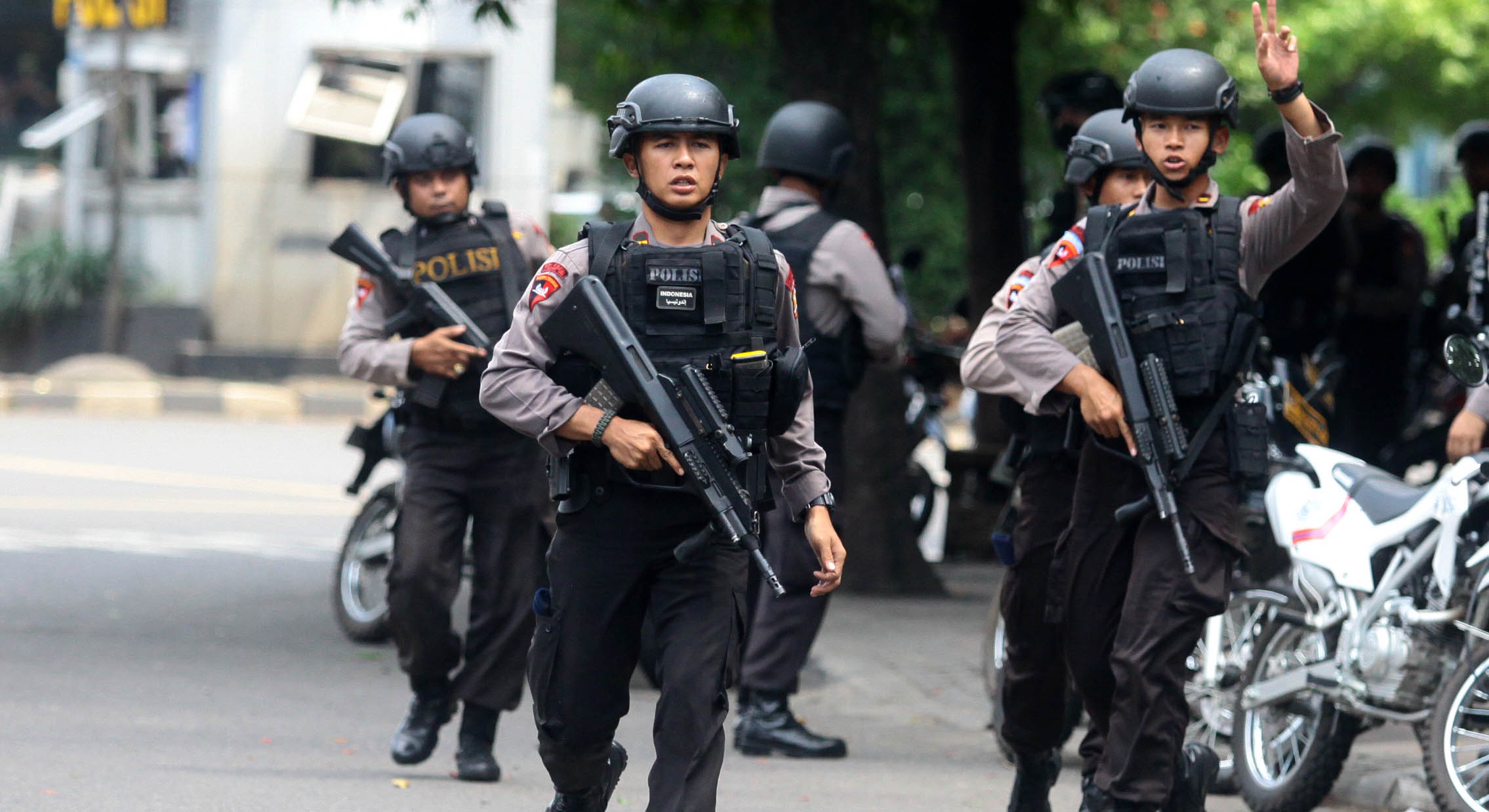 Foto Pascapembakaran oleh Teroris, Penjagaan Seluruh Mapolres Diperketat