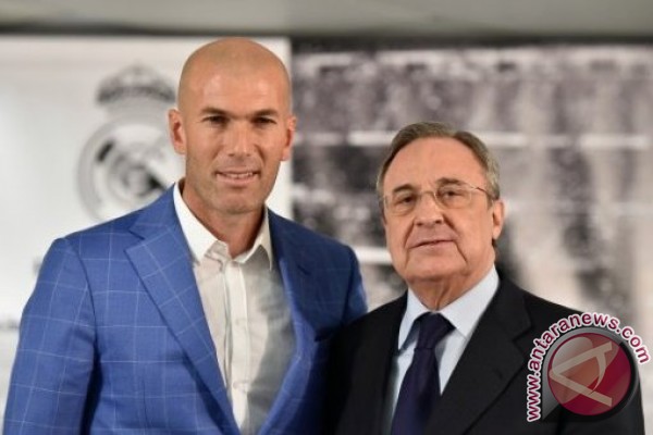 Foto Presiden Madrid Masih Tak Percaya dengan Mundurnya Zidane