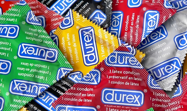 Foto Beli Kondom Harus Pakai KTP