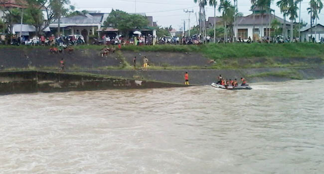 Foto Pencarian Korban Hanyut di Banjir Kanal Dilanjutkan