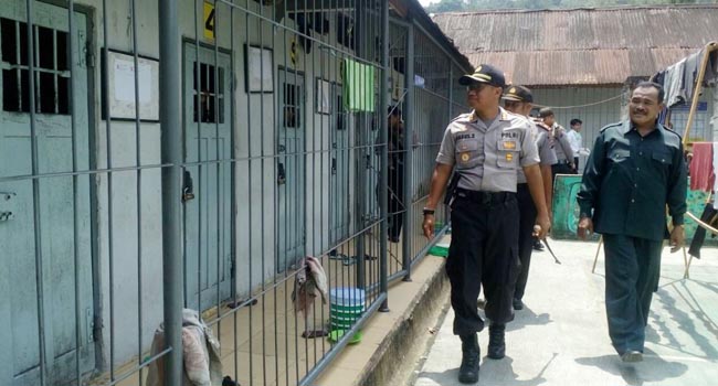 Foto Polisi dan BNN Geledah Lapas Anak-Wanita Tanjung Pati, Ini yang Ditemukan