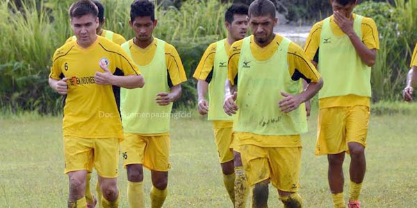 Foto Semen Padang FC Incar Gol Awal Saat Jamu Persipura