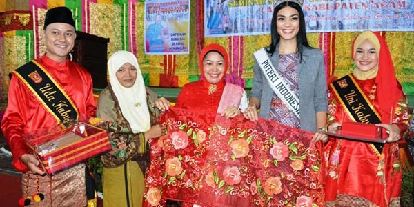 Foto Putri Indonesia Motivasi Ibu-ibu di Agam