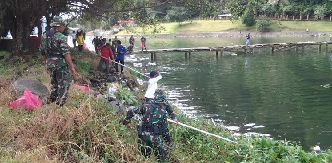 Foto Ribuan Peserta Goro Membersihkan Danau Maninjau