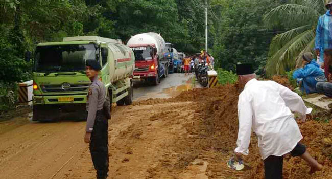 Foto Berlumpur Pasca-Longsor, Pengendara Harus Hati-hati Lewati Jalur Padang-Painan