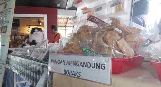 Foto Perenyah Gorengan yang Disita di Pasar Lubuk Basung Positif Mengandung Boraks