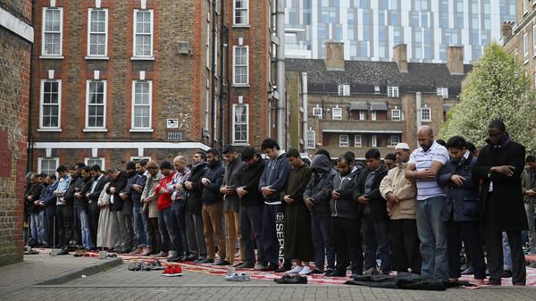 Foto Muslim di Inggris Sahur Jam 2 Pagi Berbuka 9 Malam