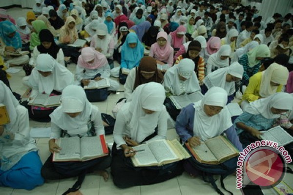 Foto 140 Ribu Siswa di Padang Ikuti Pesantren Ramadhan