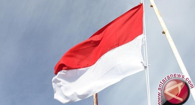 Foto Minim Kibarkan Bendera pada Peringatan Hari Lahir Pancasila