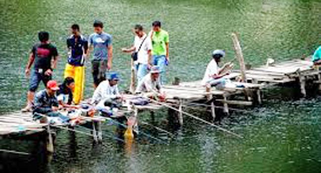 Foto Polsek Tanjung Raya Bubarkan Aktifitas Mancing Ikan di Muko-muko