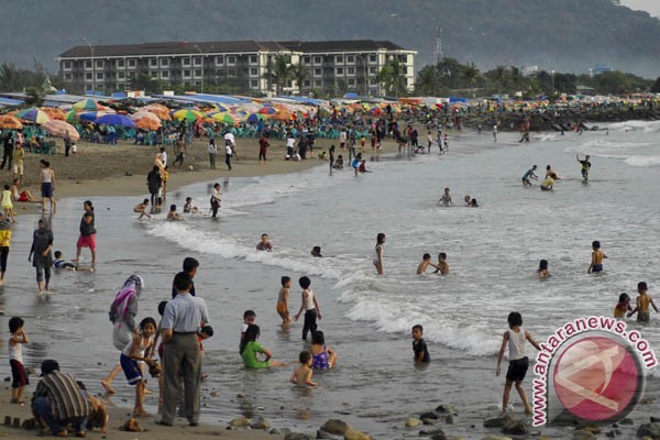 Foto Pantai Padang Didatangi 50 Ribu Pengunjung/Hari