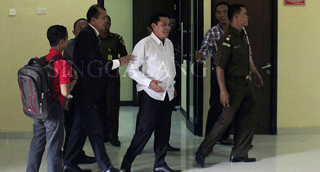 Foto Guru Besar IAIN Imam Bonjol Padang Ditahan Jaksa