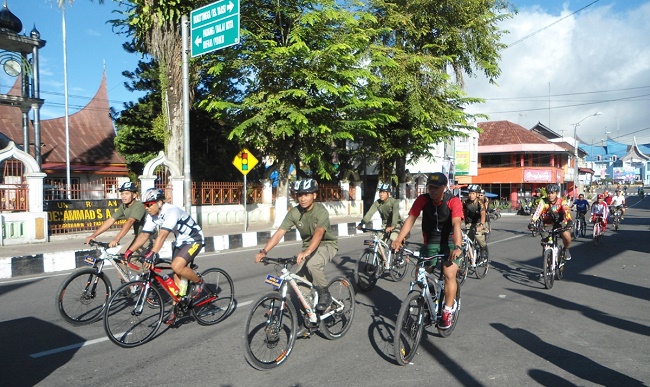 Foto Fun Bike Padang Panjang Diikuti Ratusan Peserta