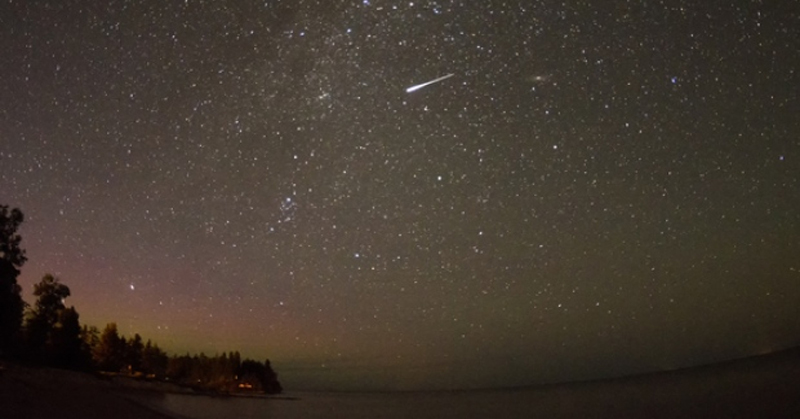 Foto Nanti Malam, Langit Dihiasi Hujan Meteor